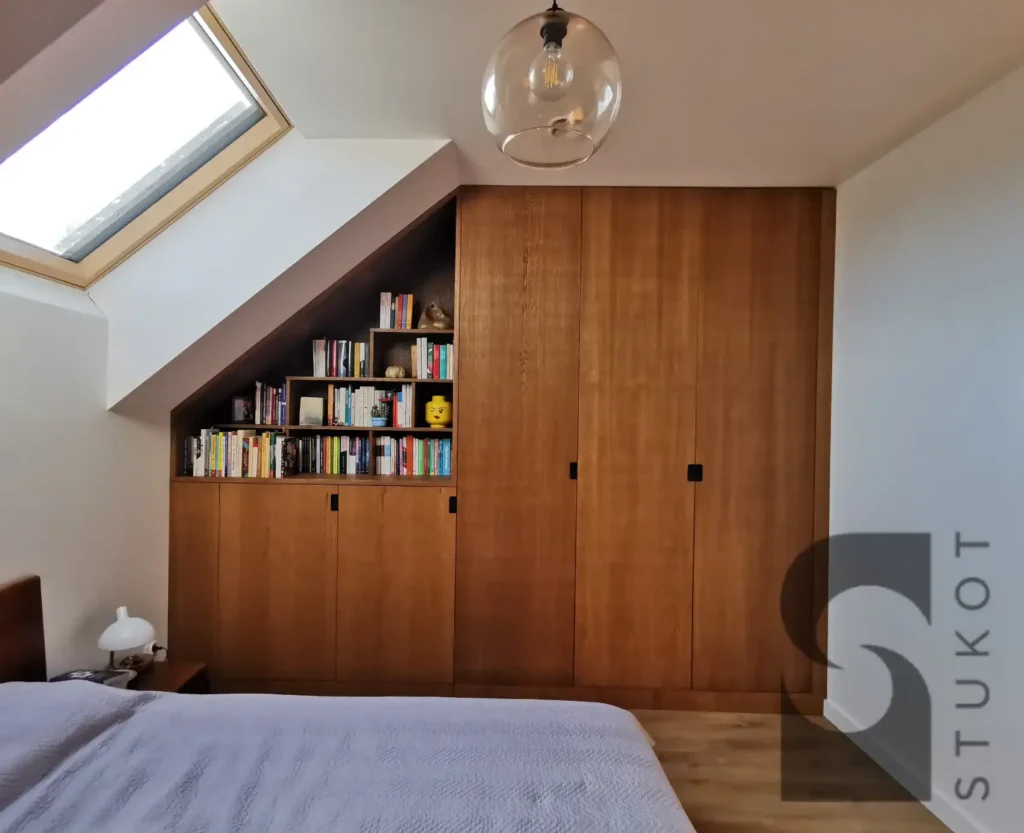 Stukot garderoba z biblioteczka